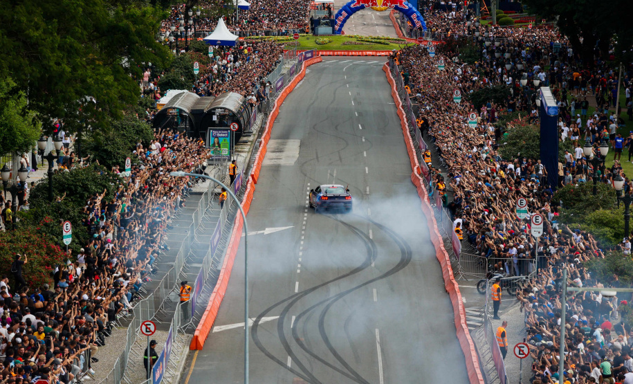 Adrenalina e velocidade: fãs apaixonados vibram com apresentação de carros na Red Bull Showrun