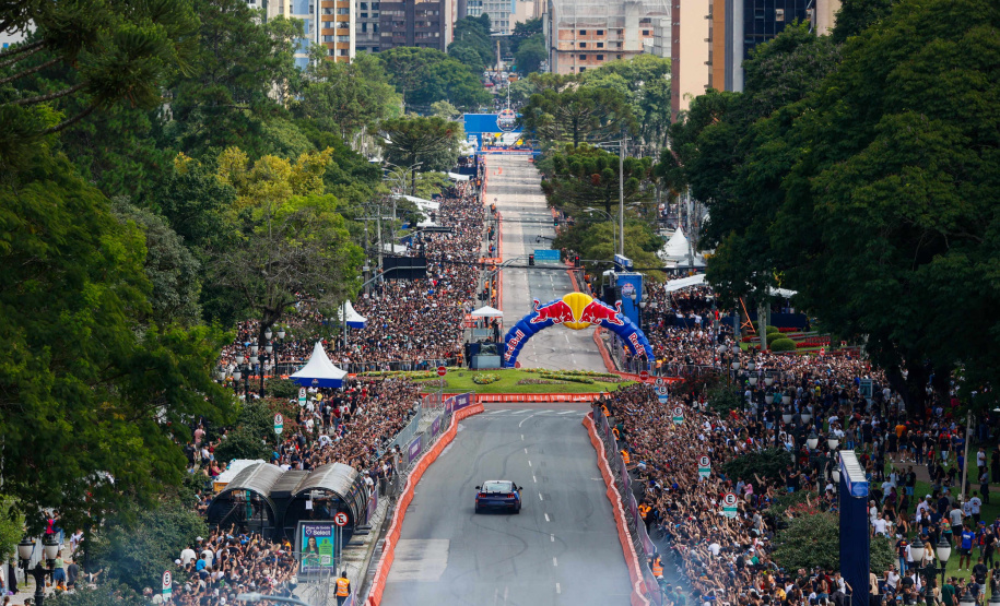 Adrenalina e velocidade: fãs apaixonados vibram com apresentação de carros na Red Bull Showrun