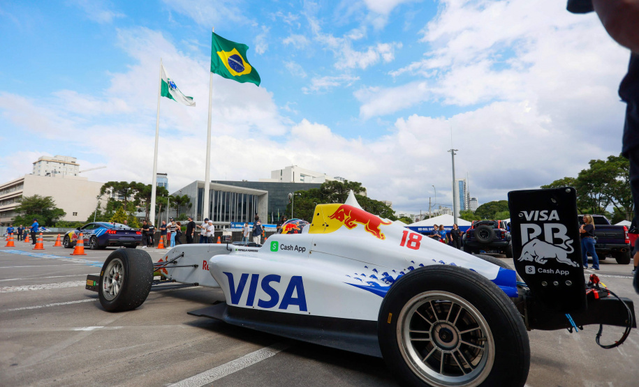 Adrenalina e velocidade: fãs apaixonados vibram com apresentação de carros na Red Bull Showrun