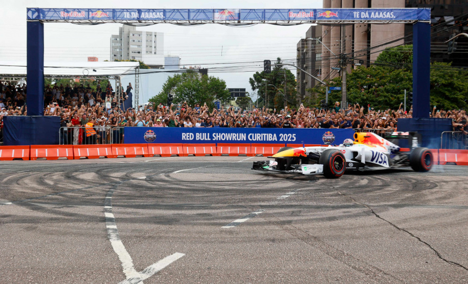 Adrenalina e velocidade: fãs apaixonados vibram com apresentação de carros na Red Bull Showrun