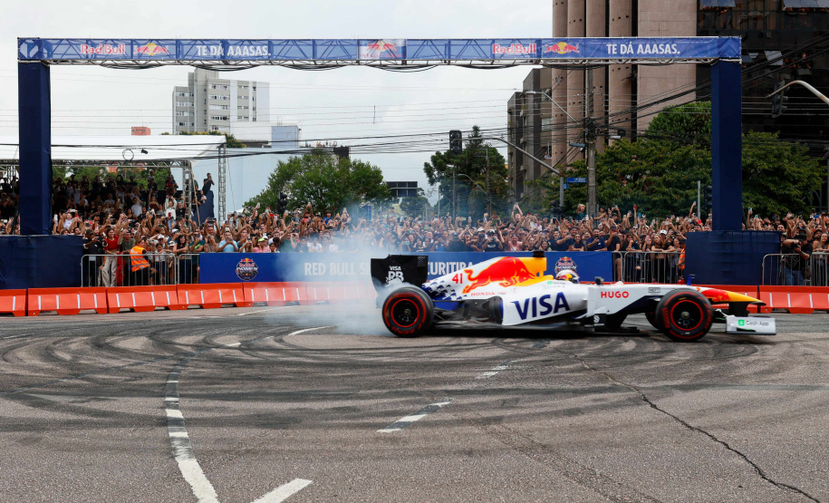 Adrenalina e velocidade: fãs apaixonados vibram com apresentação de carros na Red Bull Showrun