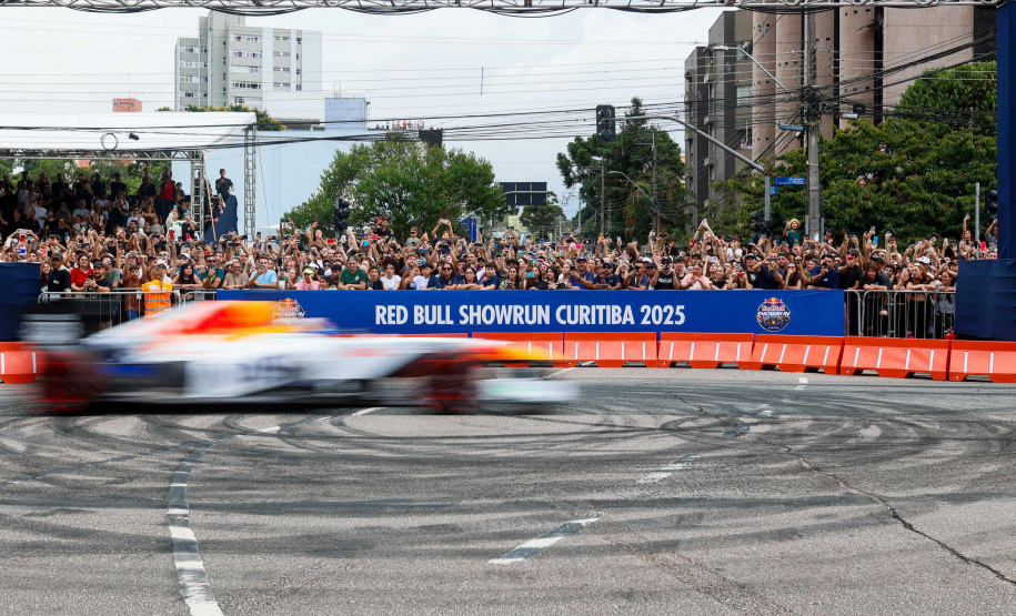Adrenalina e velocidade: fãs apaixonados vibram com apresentação de carros na Red Bull Showrun