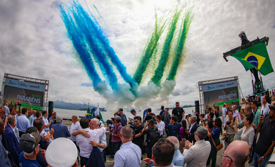Governador Carlos Massa Ratinho Junior participou nesta segunda-feira (17) da cerimônia de 90 anos do porto, quando anunciou investimento bilionário para a construção do Píer em T que vai ampliar a capacidade de movimentação de cargas.