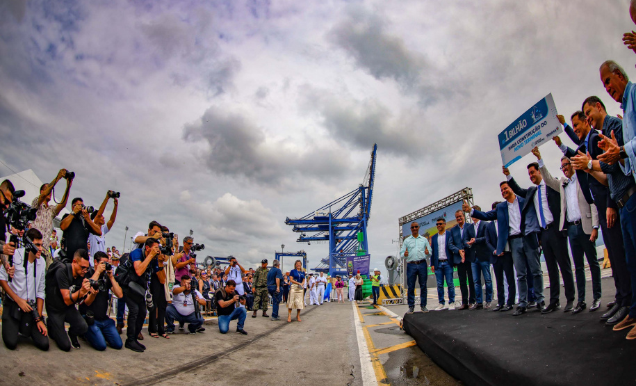 Governador Carlos Massa Ratinho Junior participou nesta segunda-feira (17) da cerimônia de 90 anos do porto, quando anunciou investimento bilionário para a construção do Píer em T que vai ampliar a capacidade de movimentação de cargas.
