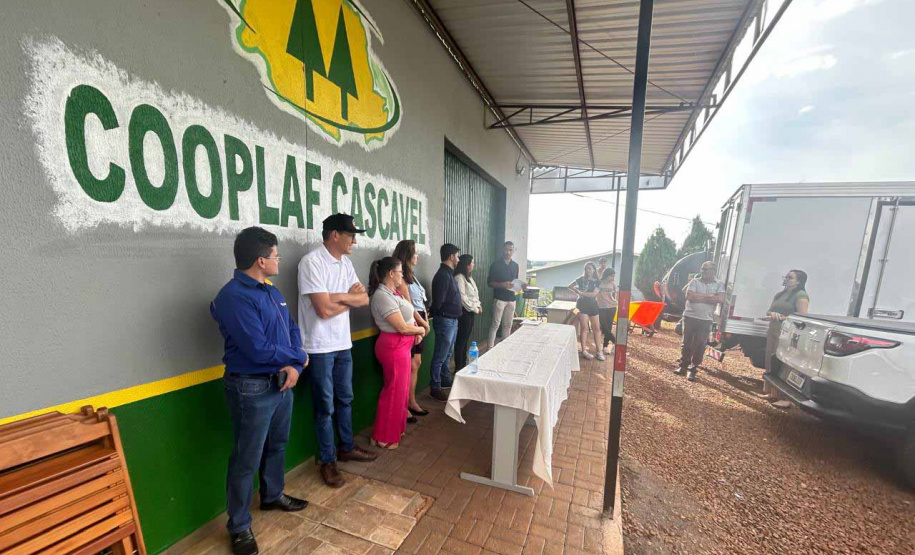 entrega de equipamentos em cooperativa da agricultura familiar em cascavel