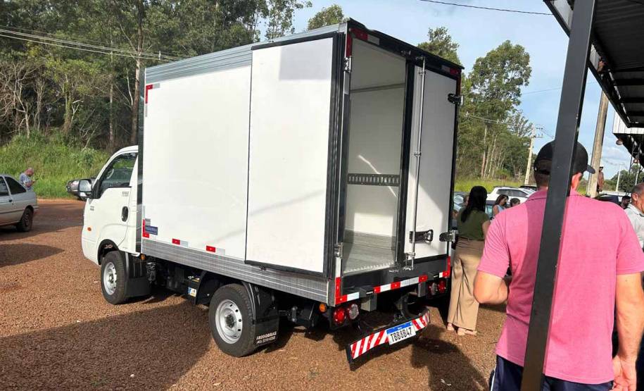 entrega de equipamentos em cooperativa da agricultura familiar em cascavel