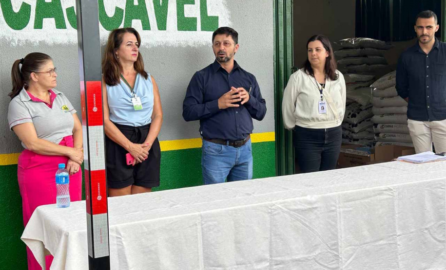 entrega de equipamentos em cooperativa da agricultura familiar em cascavel