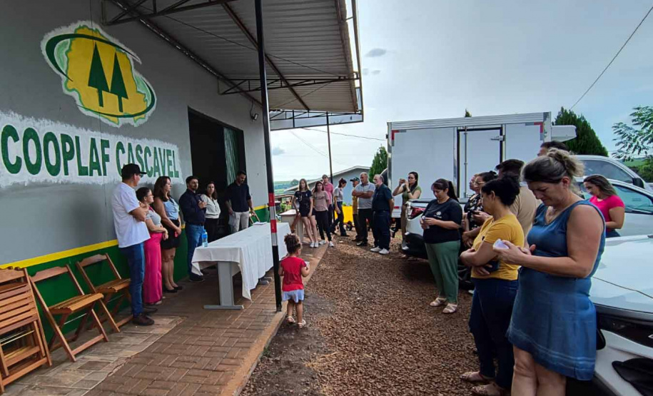 entrega de equipamentos em cooperativa da agricultura familiar em cascavel