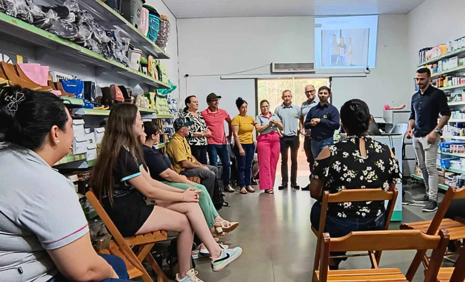 entrega de equipamentos em cooperativa da agricultura familiar em cascavel