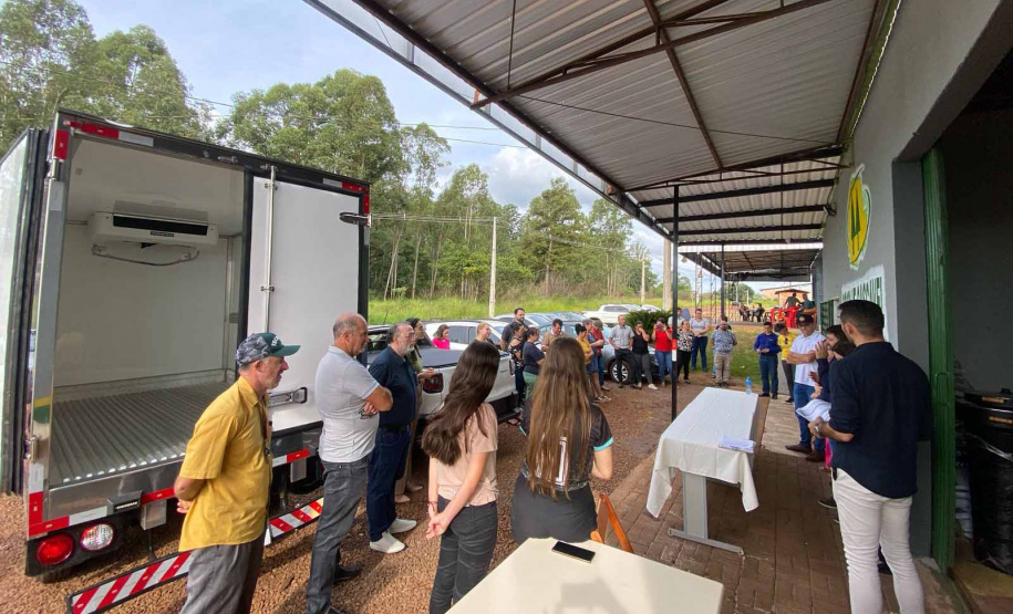 entrega de equipamentos em cooperativa da agricultura familiar em cascavel
