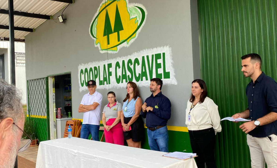 entrega de equipamentos em cooperativa da agricultura familiar em cascavel