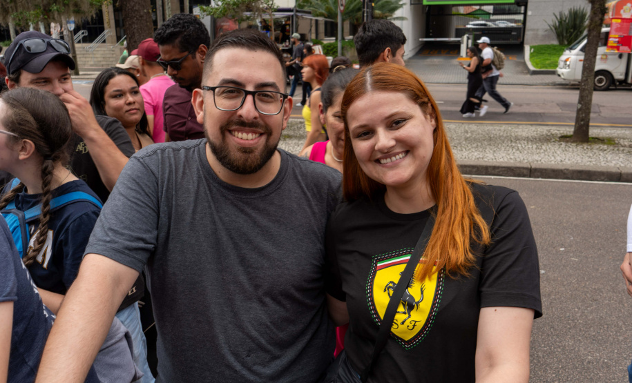 Adrenalina e velocidade: fãs apaixonados vibram com apresentação de carros na Red Bull Showrun