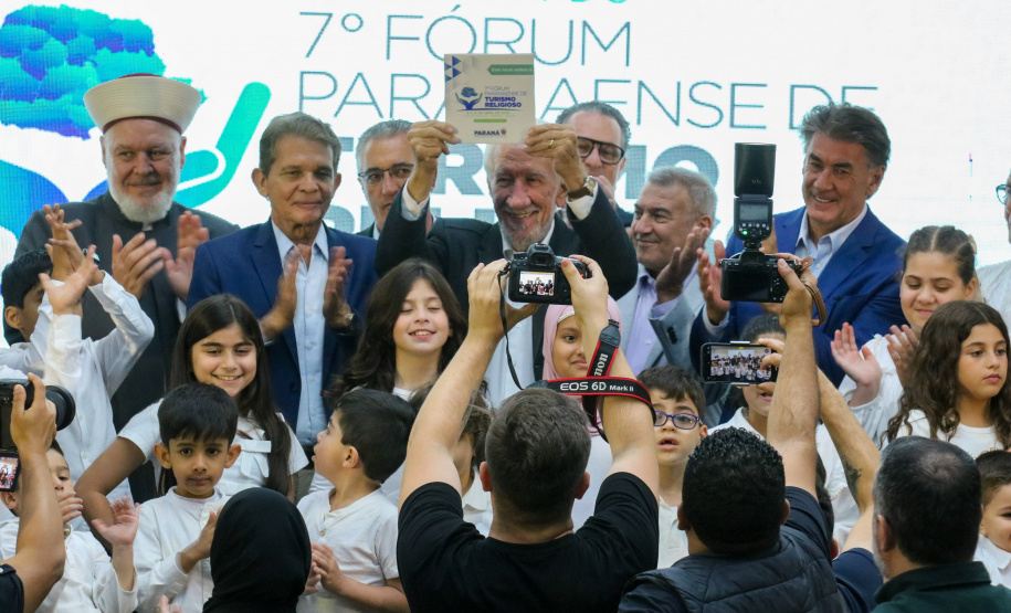 O governador em exercício Darci Piana participa nesta terça-feira (8) da abertura do Fórum Paranaense de Turismo Religioso, que acontece em Foz do Iguaçu entre 8 e 10 de abril. Foto: Geraldo Bubniak/AEN