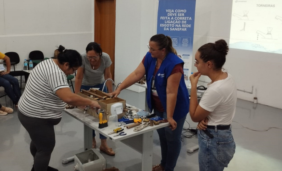 SANEPAR qualifica comunidade para fazer a ligação de esgoto e pequenos reparos hidráulicos