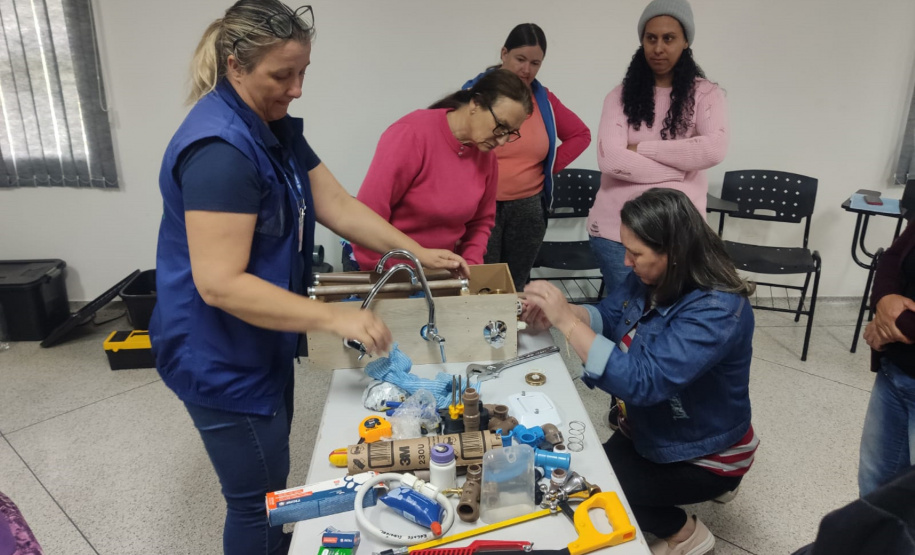 SANEPAR qualifica comunidade para fazer a ligação de esgoto e pequenos reparos hidráulicos