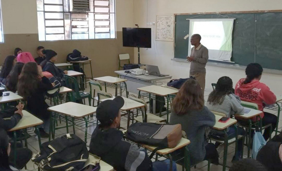 Combate ao bullying: estudantes de colégio estadual criam música e videoclipe para conscientizar colegas