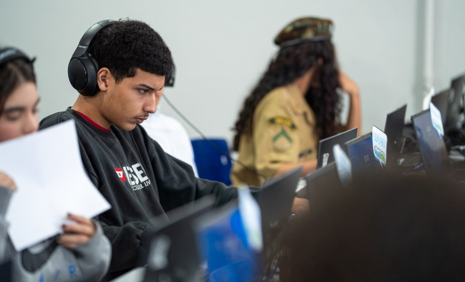 Simulado do Saeb e trote de profissões engajam estudantes de colégio estadual em Curitiba