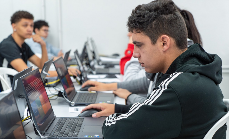 Simulado do Saeb e trote de profissões engajam estudantes de colégio estadual em Curitiba