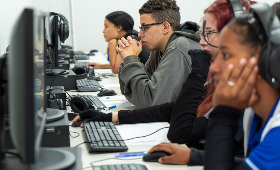 Simulado do Saeb e trote de profissões engajam estudantes de colégio estadual em Curitiba