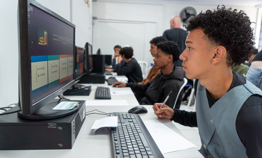 Simulado do Saeb e trote de profissões engajam estudantes de colégio estadual em Curitiba