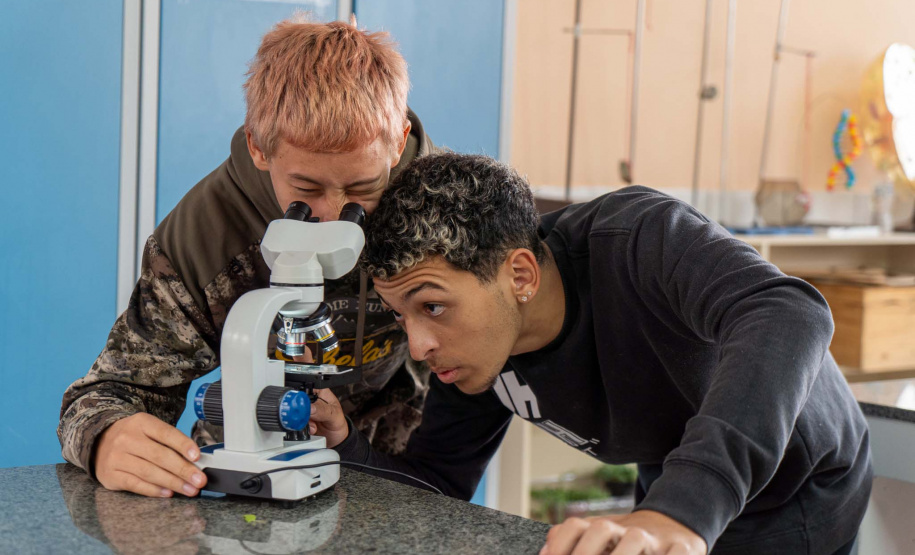 Simulado do Saeb e trote de profissões engajam estudantes de colégio estadual em Curitiba
