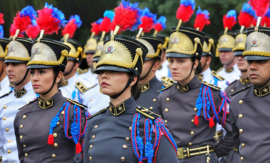PMPR entrega Espadim Tiradentes para 106 cadetes do curso de ofici ais