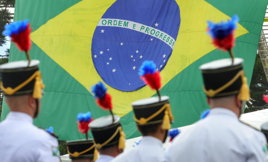 PMPR entrega Espadim Tiradentes para 106 cadetes do curso de ofici ais
