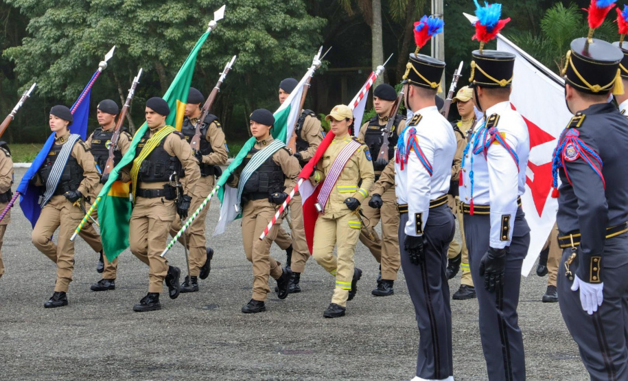 PMPR entrega Espadim Tiradentes para 106 cadetes do curso de ofici ais
