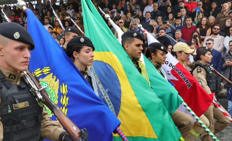 PMPR entrega Espadim Tiradentes para 106 cadetes do curso de ofici ais