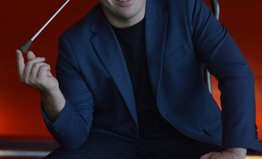 Orquestra Sinfônica do Paraná se apresenta neste domingo no Guairão com regência de José Soares e participação do pianista Estefan Iatcekiw