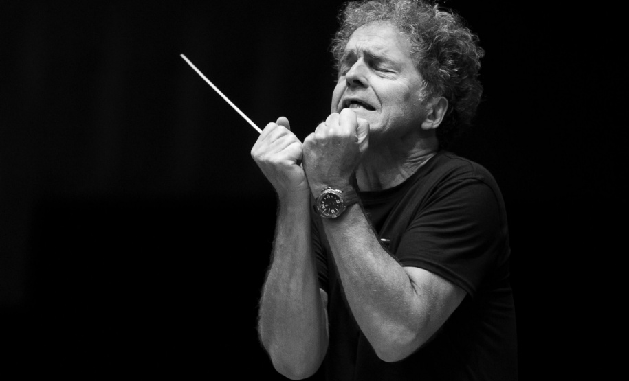 Maestro holandês Vincent de Kort rege a Orquestra Sinfônica do Paraná em concerto neste domingo