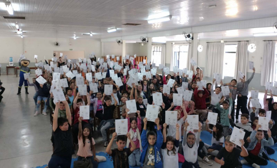 Em Rebouças, voluntários da Copel orientam estudantes sobre cuidados com a rede elétrica