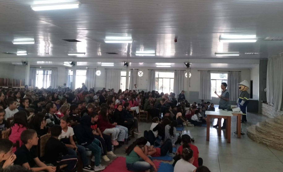 Em Rebouças, voluntários da Copel orientam estudantes sobre cuidados com a rede elétrica