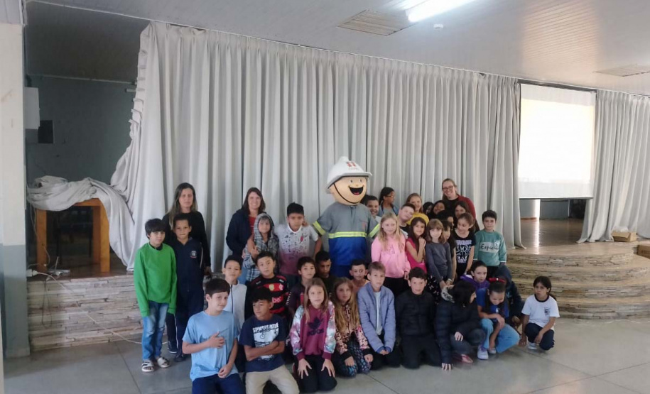 Em Rebouças, voluntários da Copel orientam estudantes sobre cuidados com a rede elétrica