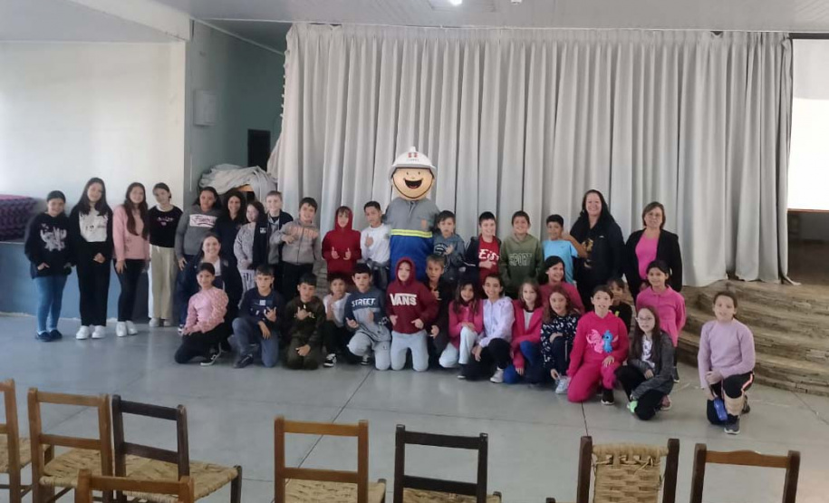 Em Rebouças, voluntários da Copel orientam estudantes sobre cuidados com a rede elétrica