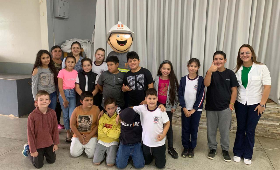 Em Rebouças, voluntários da Copel orientam estudantes sobre cuidados com a rede elétrica