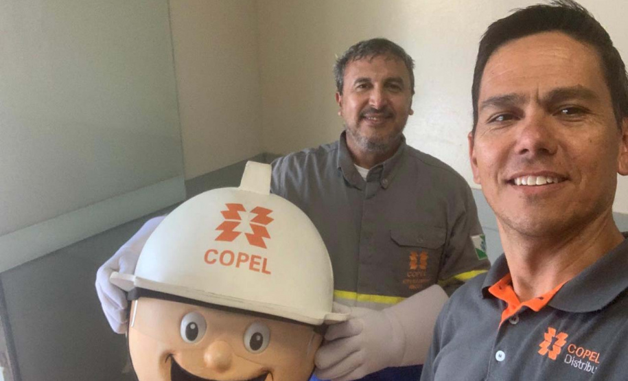 Em Rebouças, voluntários da Copel orientam estudantes sobre cuidados com a rede elétrica