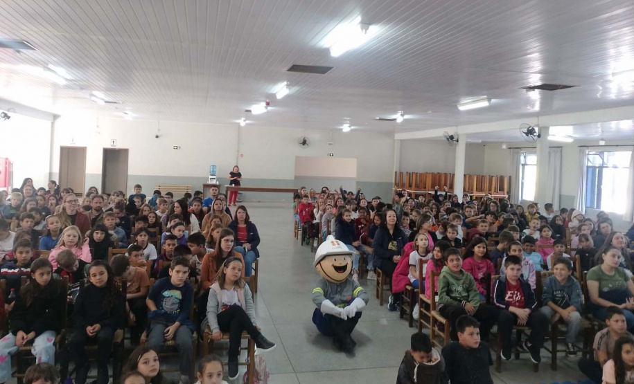 Em Rebouças, voluntários da Copel orientam estudantes sobre cuidados com a rede elétrica