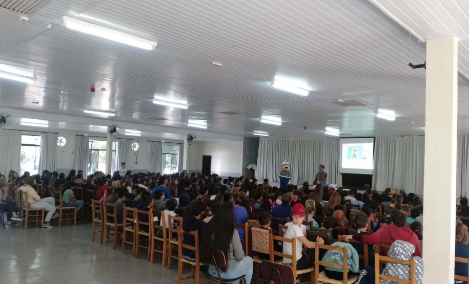 Em Rebouças, voluntários da Copel orientam estudantes sobre cuidados com a rede elétrica