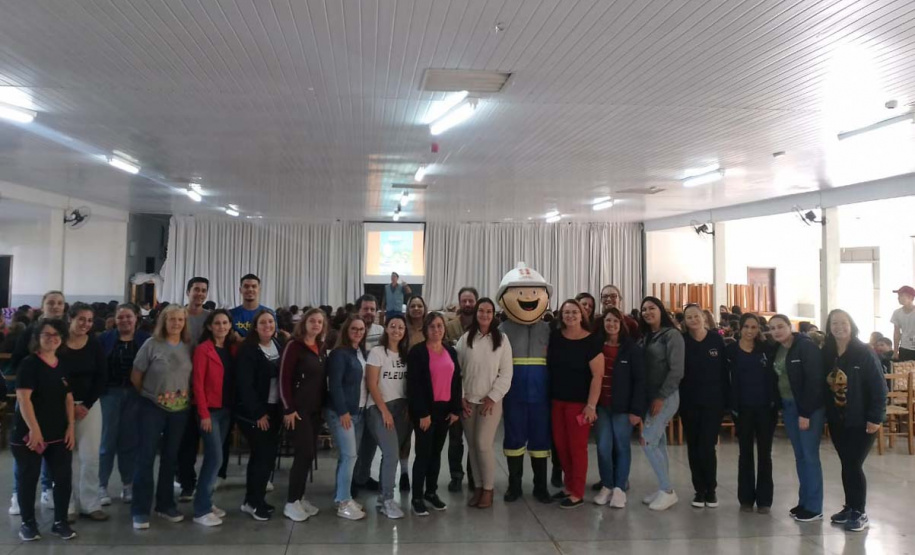 Em Rebouças, voluntários da Copel orientam estudantes sobre cuidados com a rede elétrica