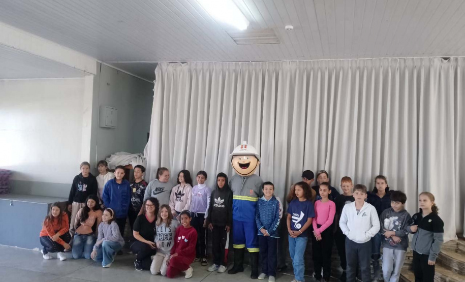 Em Rebouças, voluntários da Copel orientam estudantes sobre cuidados com a rede elétrica