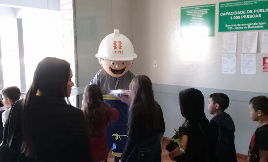 Em Rebouças, voluntários da Copel orientam estudantes sobre cuidados com a rede elétrica