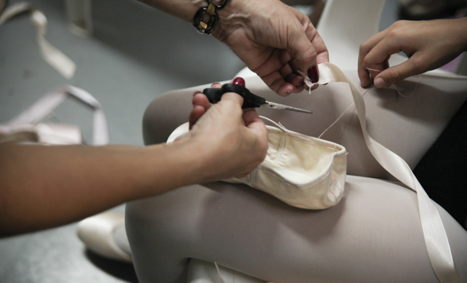 Muito além da sapatilha: o processo de iniciação às pontas na Escola de Dança Teatro Guaíra