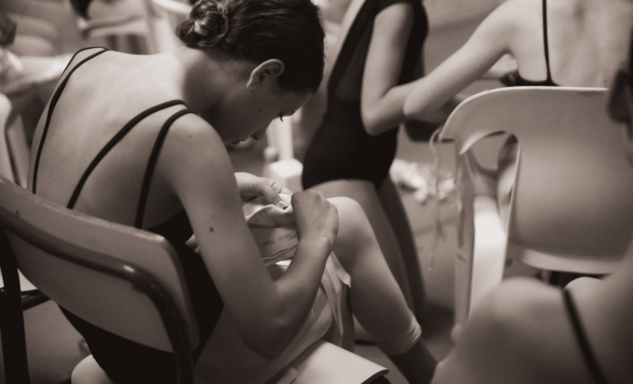 Muito além da sapatilha: o processo de iniciação às pontas na Escola de Dança Teatro Guaíra