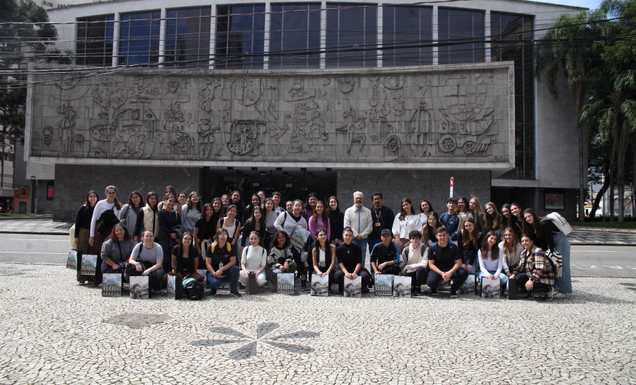 Teatro Guaíra retoma atividades de visitas guiadas com agendamentos