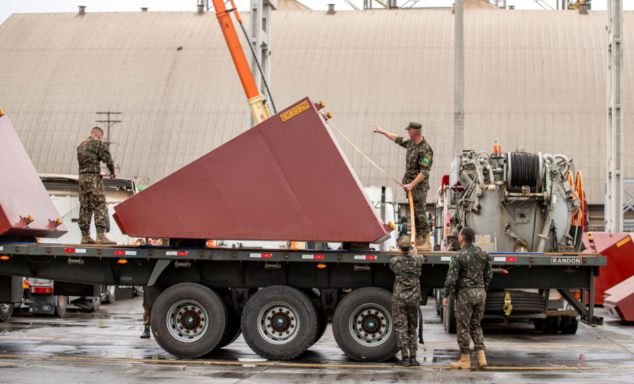 Porto de Paranaguá recebe estruturas gigantes do Exército