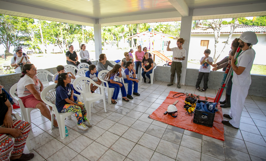 Portos do Paraná realiza oficina de coleta e despolpa do açaí juçara em comunidade no Litoral