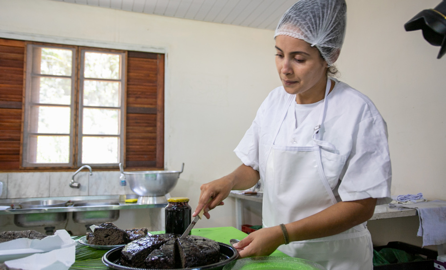 Portos do Paraná realiza oficina de coleta e despolpa do açaí juçara em comunidade no Litoral