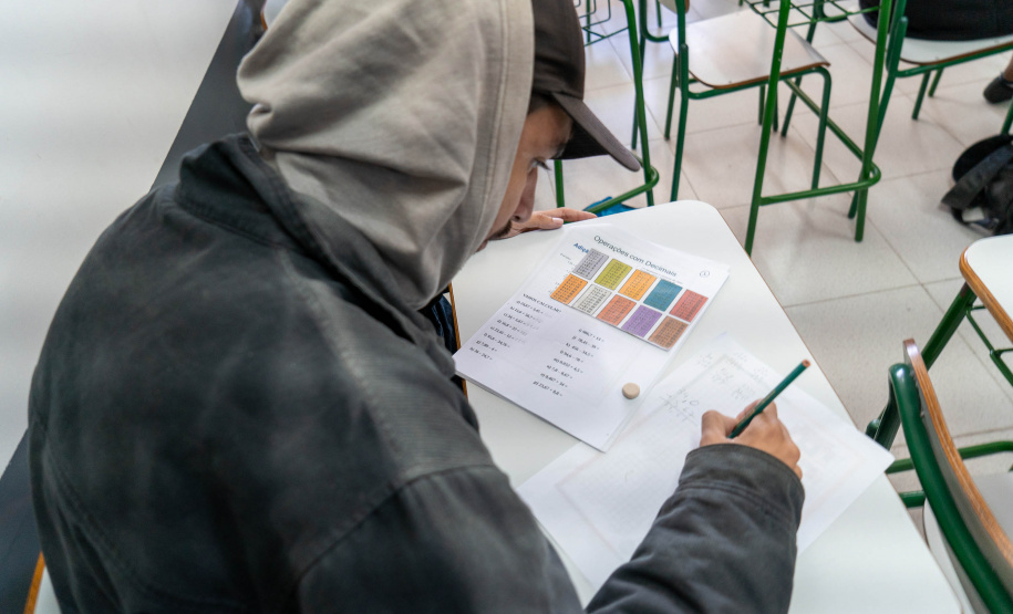 Conhece alguém que quer aprender a ler e escrever? Inscrições para o Alfabetiza Paraná encerram em 15 de maio