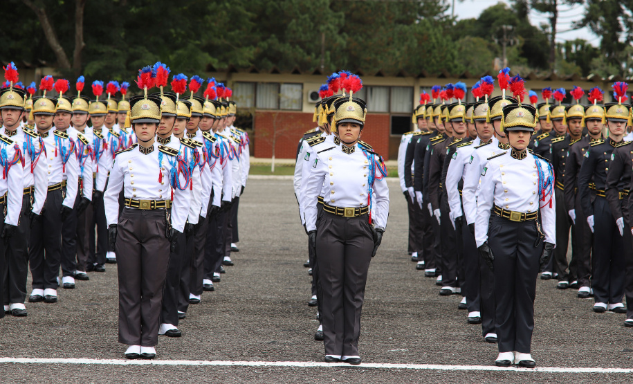 PMPR entrega Espadim Tiradentes para 106 cadetes do curso de ofici ais